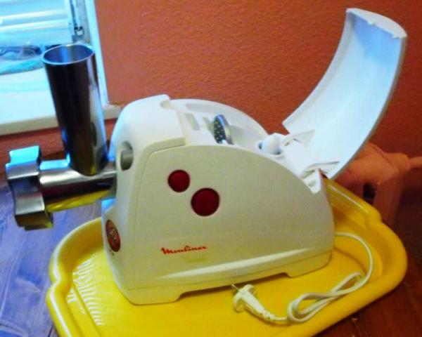 Мясорубка Moulinex ME 6101 (хранение насадок)